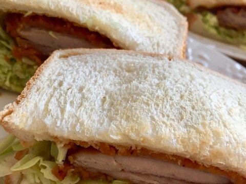 チキンカツと蒸しキャベツたっぷりのホットサンド